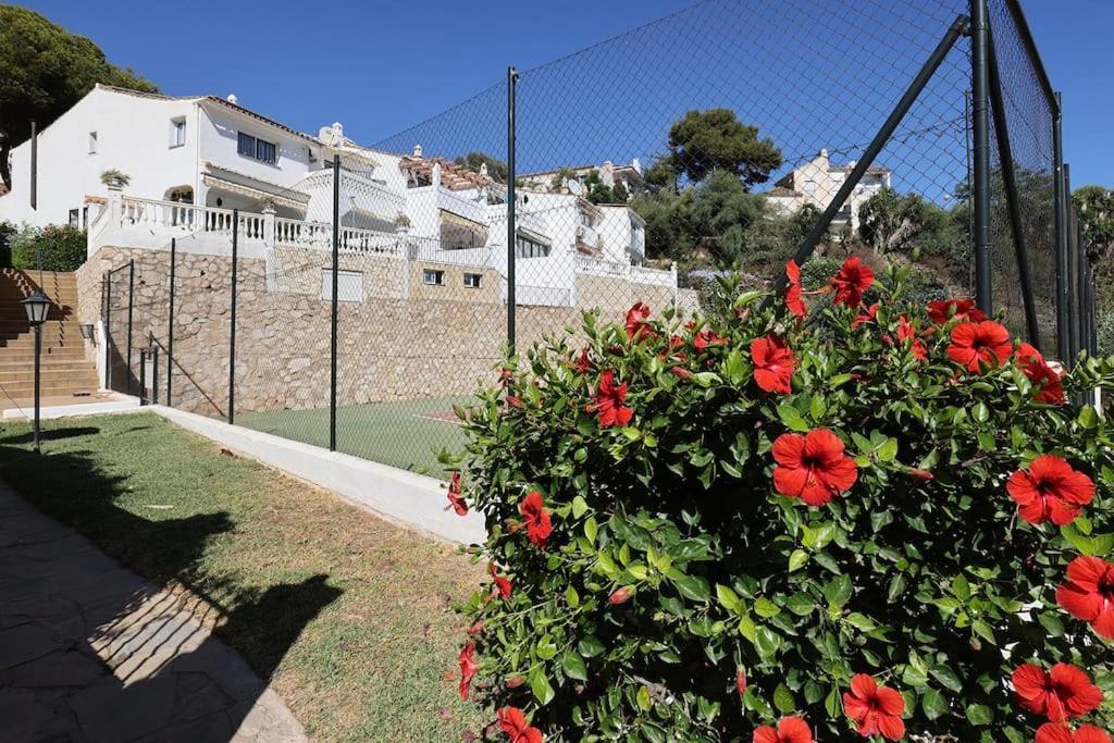Quaint 2 Bedroom Townhouse With Pool Close To Sea! Benalmádena Esterno foto