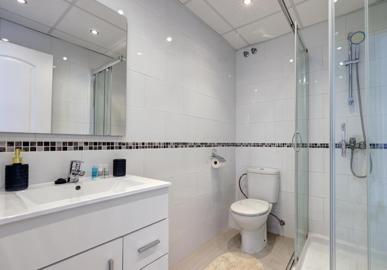 Quaint 2 Bedroom Townhouse With Pool Close To Sea! Benalmádena Esterno foto